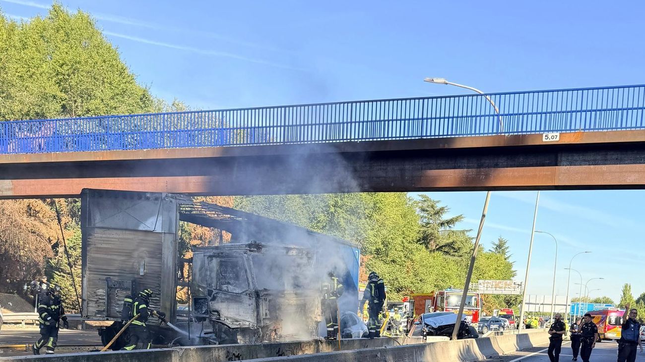 Cuatro heridos leves en un accidente de tráfico en la A-3 con un camión incendiado