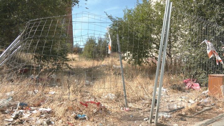 Basura, maleza y riesgo de incendio: el solar de Puente de Vallecas que preocupa a los vecinos