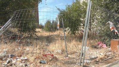 Basura, maleza y riesgo de incendio: el solar de Puente de Vallecas que preocupa a los vecinos