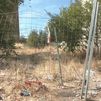 Basura, maleza y riesgo de incendio: el solar de Puente de Vallecas que preocupa a los vecinos