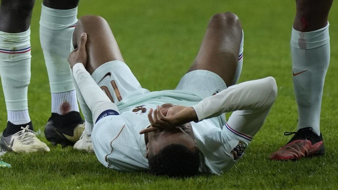 Kylian Mbappé tras marcar el primer gol de Francia y abandonar el partido por lesión durante el encuentro de la fase de grupos de la Liga de Naciones de la UEFA 202627 contra Turquía