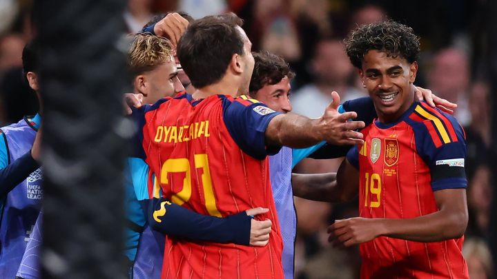 2-3. España ejerce de campeona del mundo ante Inglaterra