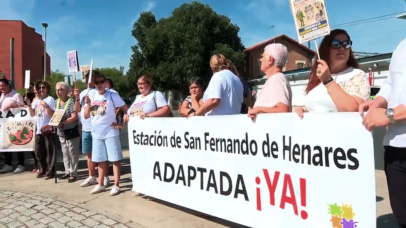 Vecinos de Coslada protestan por el estado de la estación de Cercanías: "Se cae a cachos"