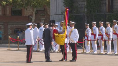 Cientos de madrileños participan en la jura de bandera civil en Madrid Río durante la Semana Naval