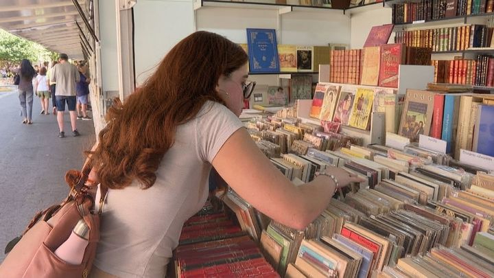 El Paseo de Recoletos se convierte en un museo al aire libre del libro antiguo: joyas desde 1 euro