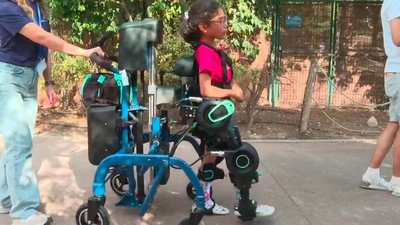 El exoesqueleto que permite a los niños dar sus primeros pasos fuera de la rehabilitación