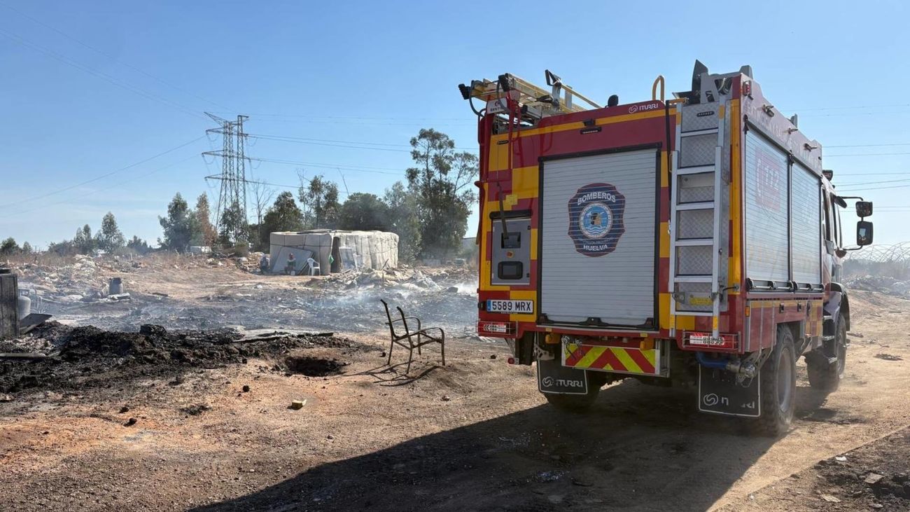 Muere un inmigrante en el incendio de un asentamiento chabolista en Palos de la Frontera