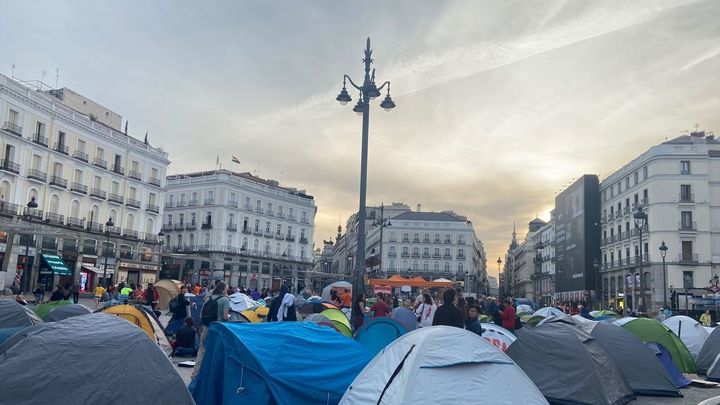 500 personas amanecen en la Puerta del Sol de Madrid tras acampar para exigir el 'decreto Maricarmen'