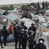 La policía desaloja el asentamiento de la playa próxima a la desaladora de Ceuta