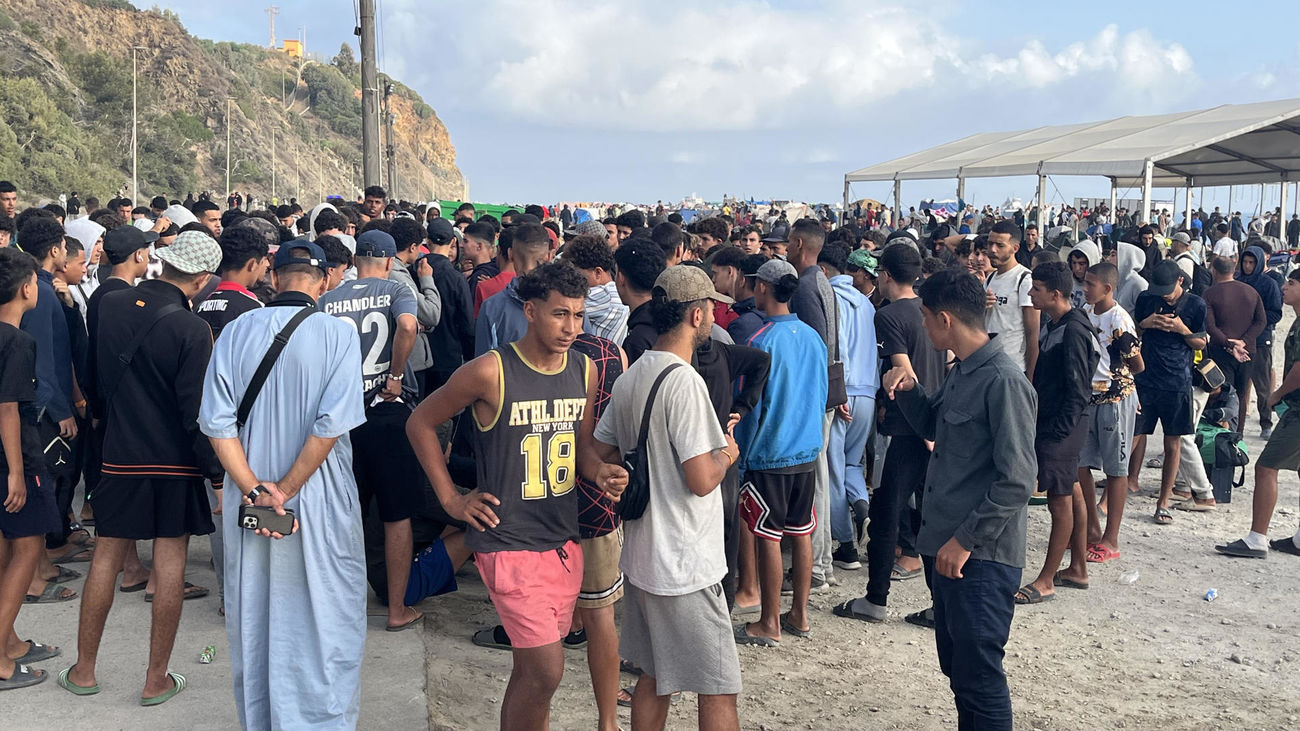 Inmigrantes que están asentados en los alrededores de la planta desaladora de la ciudad, en la playa Benítez,