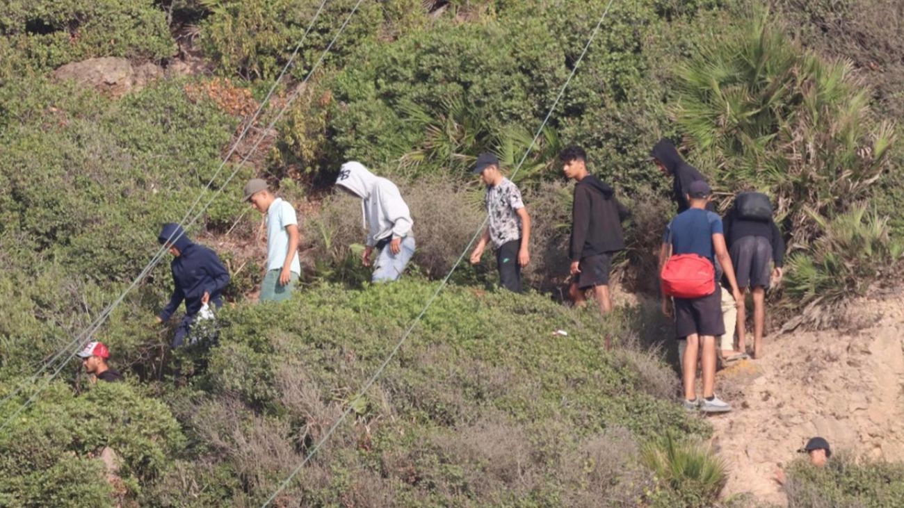 Decenas de inmigrantes huyen al monte tras el desalojo del asentamiento junto a la desalinizadora de Ceuta