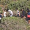 Decenas de inmigrantes huyen al monte tras el desalojo del asentamiento junto a la desalinizadora de Ceuta
