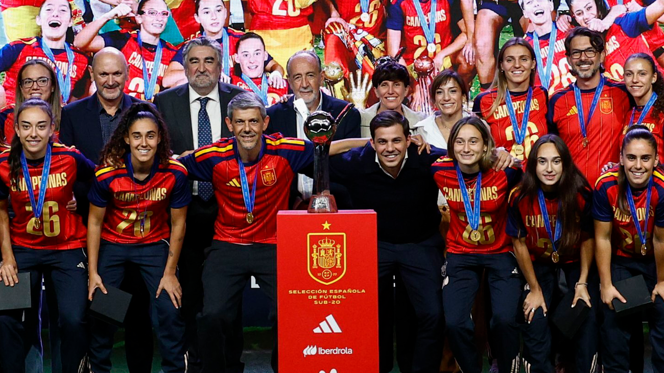 Madrid homenaje a las flamantes campeonas del mundo'20