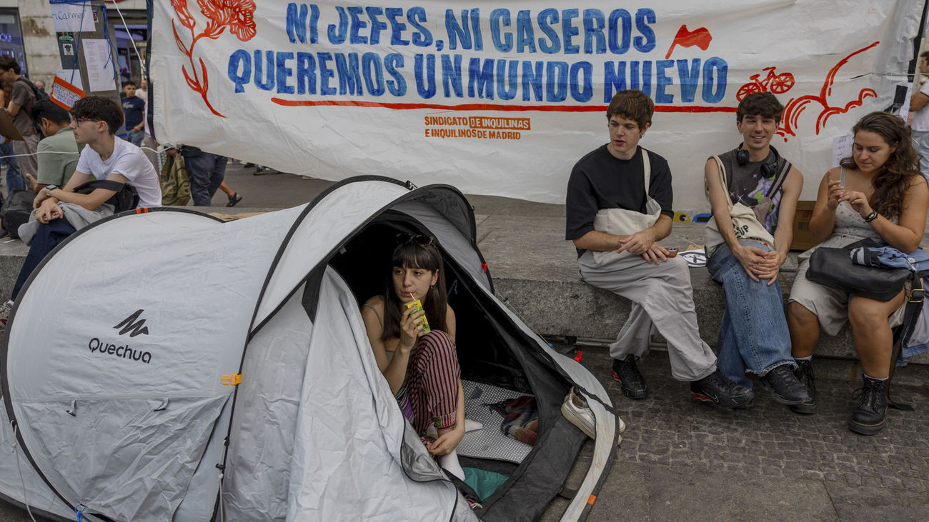 Personas acampadas en Sol por la vivienda