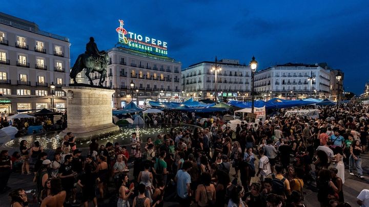 Numerosas personas pasan la segunda noche acampados en tiendas de campaña para exigir la aprobación de un decreto sobre vivienda