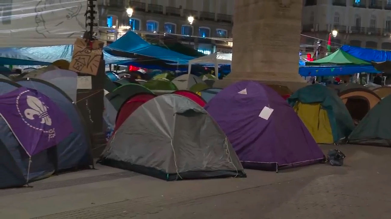 Unos 600 acampados  pasan una segunda noche en Sol dispuestos a aguantar lo que haga falta