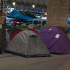 Unos 600 acampados  pasan una segunda noche en Sol dispuestos a aguantar lo que haga falta