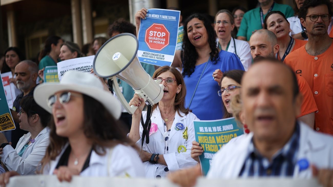 Médicos y facultativos durante una concentración frente al Hospital Ramón y Cajal, a 19 de junio de 2026