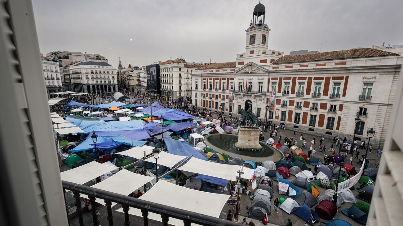 Los acampados en Sol se organizan en su primer día laborable y se preparan para las lluvias