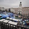 Los acampados en Sol se organizan en su primer día laborable y se preparan para las lluvias