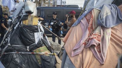 Un coche irrumpe a gran velocidad en Ceuta tras atravesar la frontera del Tarajal