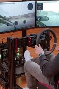 Un investigador en el puesto de conducción de Valencia recibe las imágenes del vehículo en tránsito por Galicia
