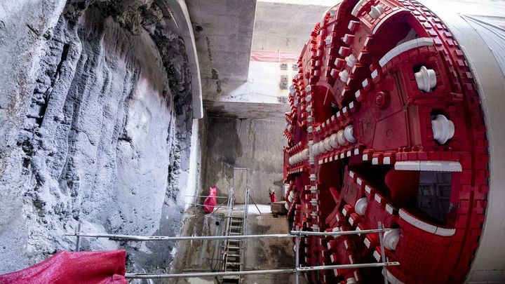 Bajo el tráfico de Madrid, a 25 metros bajo tierra, la tuneladora Mayrit vuelve a excavar, rumbo a Atocha