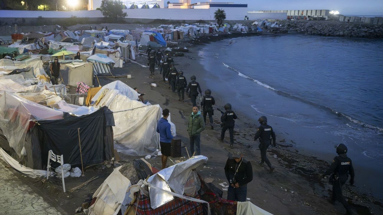Treinta inmigrantes huyen del cordón policial en la playa de Benítez, en Ceuta