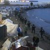 Treinta inmigrantes huyen del cordón policial en la playa de Benítez, en Ceuta