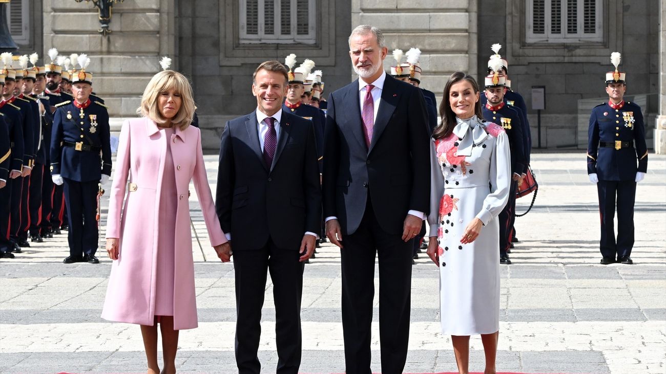 Macron, recibido con honores por los Reyes en la primera visita de Estado de un presidente francés desde 2009