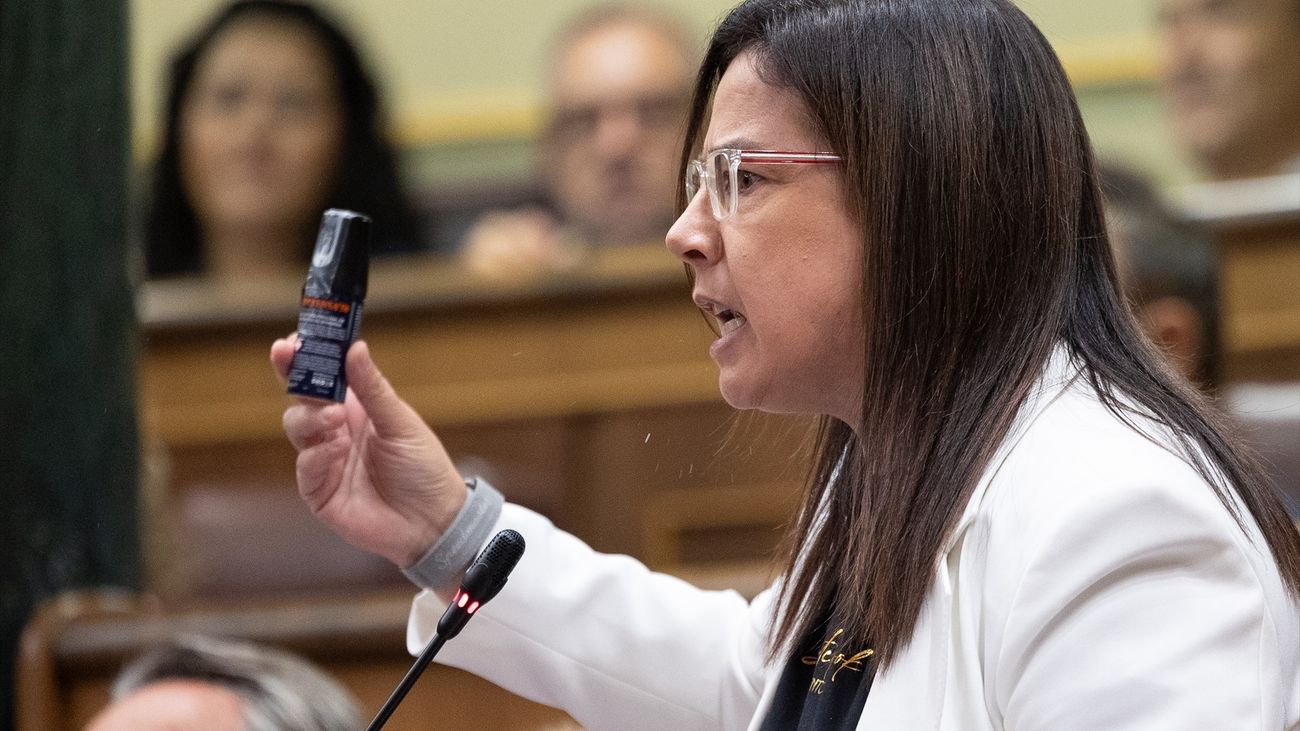 La diputada del PP Ana Belén Vázquez exhibe un spray con gas pimienta en el Congreso