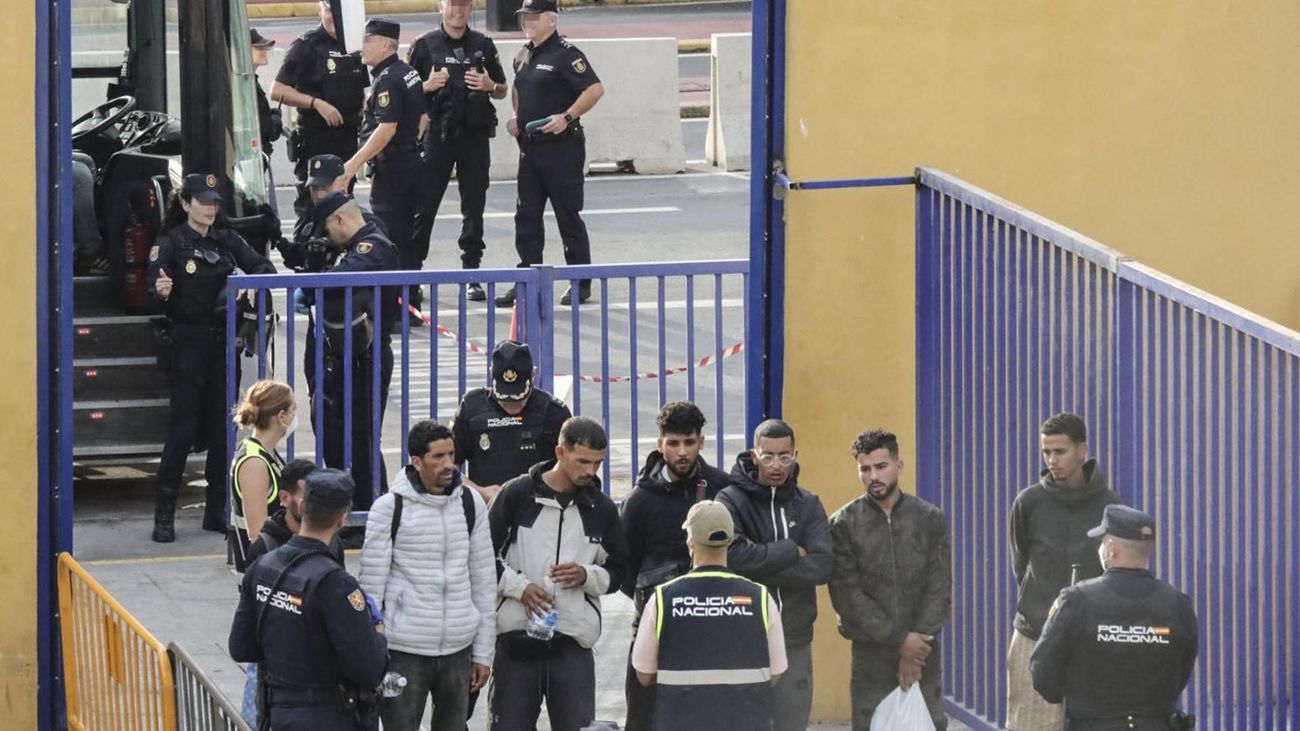 La Policía traslada a cientos de migrantes a un centro de acogida