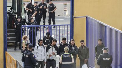 La Policía desmantela el asentamiento de la playa de Benítez en Ceuta y traslada a cientos de inmigrantes a un centro de acogida