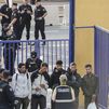 La Policía traslada a cientos de migrantes a un centro de acogida