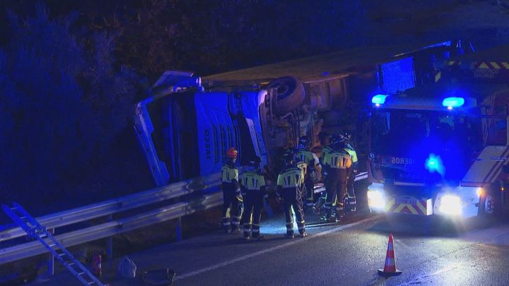 Vuelca un camión en la M-40, a la altura de Moratalaz