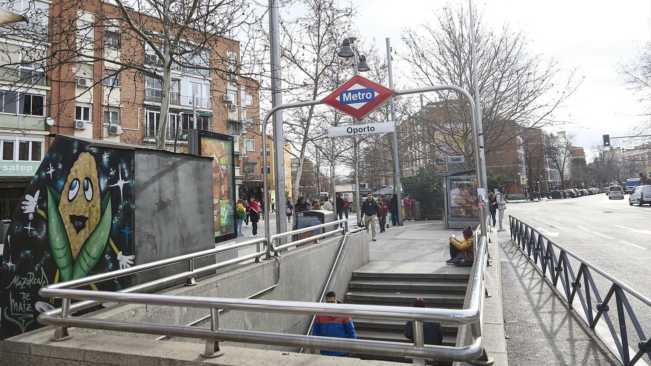 Boca de metro en la plaza de Oporto, en el barrio de Puerta Bonita de Carabanchel