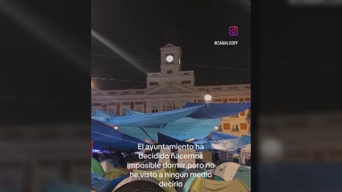 Acampados en Sol se quejan de que las campanadas del reloj no les dejan dormir