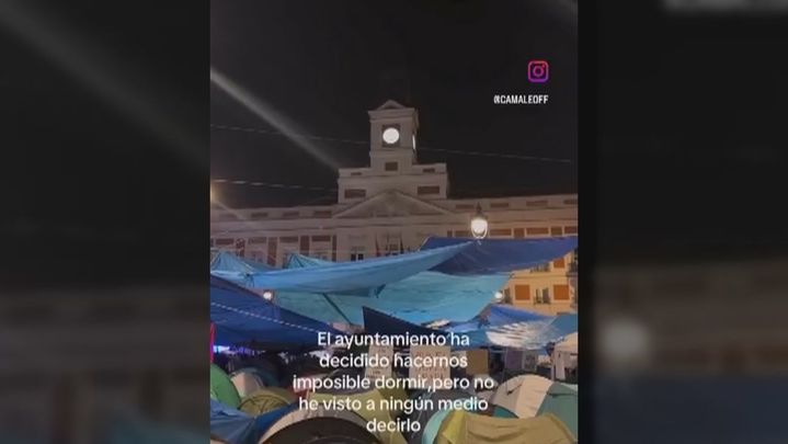 Acampados en Sol se quejan de que las campanadas del reloj no les dejan dormir