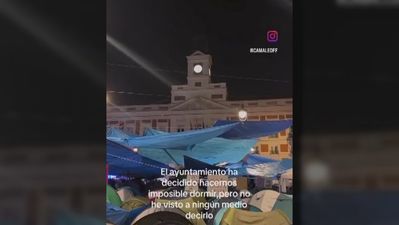 Acampados en Sol se quejan de que las campanadas del reloj no les dejan dormir