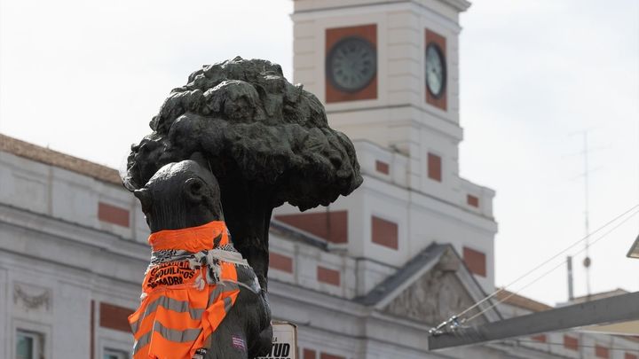 La estatua del Oso y el Madroño durante la acampada en la Puerta del Sol