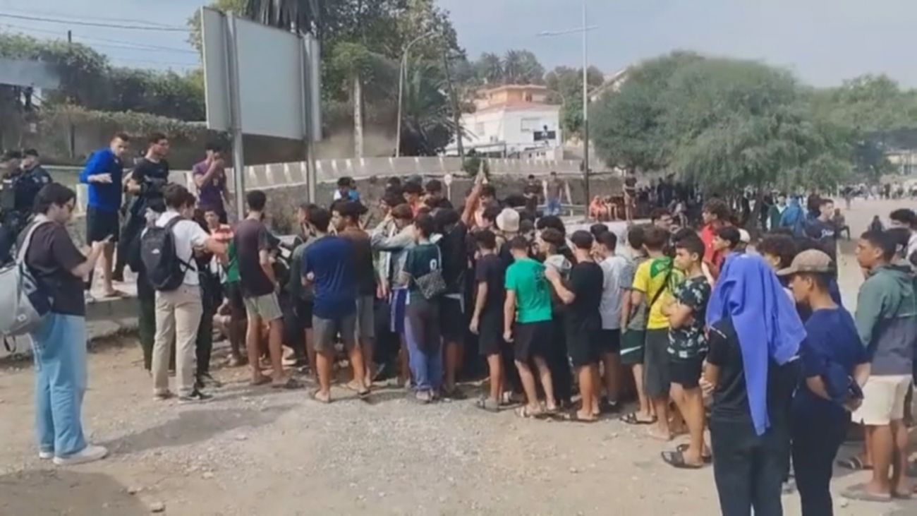 Un centenar de menores migrantes se concentran en Ceuta para reclamar su entrada en centros de acogida