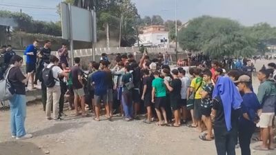 Un centenar de menores inmigrantes se concentran en Ceuta para reclamar su entrada en centros de acogida