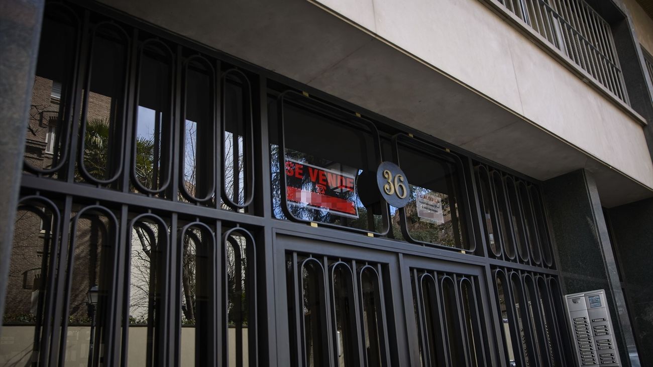 Portal con cartel de Se Vende