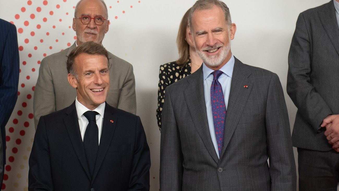 Felipe VI pide a Macron acelerar las interconexiones eléctricas  y ferroviarias entre España y Francia