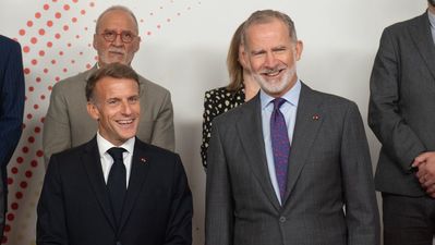 Felipe VI pide a Macron acelerar las interconexiones eléctricas  y ferroviarias entre España y Francia