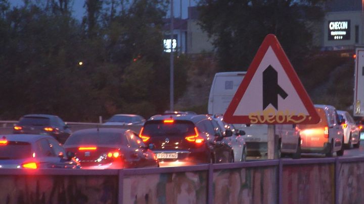 El atasco diario que aísla a los vecinos de Parque Miraflores en Fuenlabrada