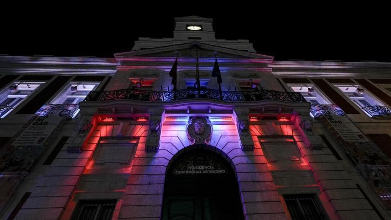La bandera de Ceuta ilumina la Puerta del Sol