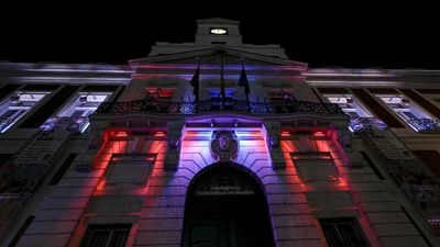 La bandera de Ceuta ilumina la Real Casa de Correos en la Puerta del Sol