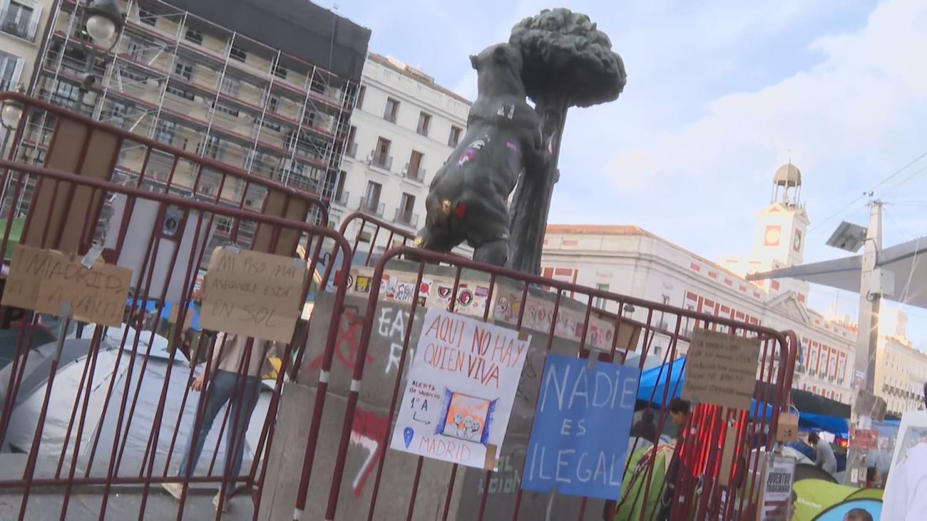 El Ayuntamiento de Madrid protege con vallas el Oso y el Madroño durante la acampada de Sol