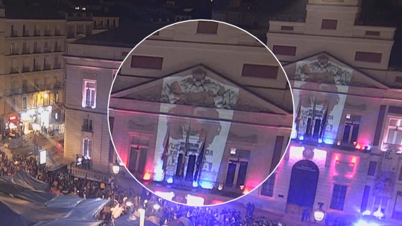 Los acampados de Sol proyectan una imagen de Ayuso en la Real Casa de Correos con insultos hacia ella y Almeida